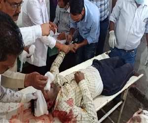 दुर्घटना में घायल राजेश कुमार मिश्र का अस्पताल में चल रहा इलाज। जागरण