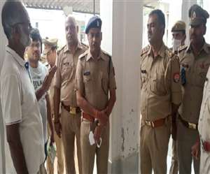 मस्जिद में हुई घटना की जानकारी लेते एएसपी सुरेश चंद्र रावत। जागरण