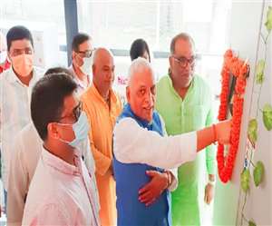 जिला अस्पताल के एमसीएच विंग में आक्सीजन प्लांट का बटन दबाकर शुभारंभ करते सांसद डा.रमापति राम त्रिपाठी। जागरण