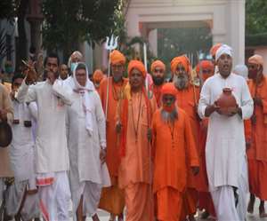 गोरखनाथ मंदिर के प्रधान पुजारी योगी कमलनाथ त्रिशूल लेकर हुए रवाना। जागरण