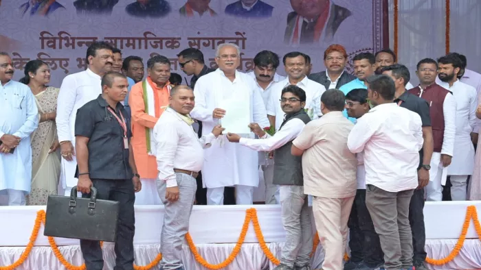 मुख्यमंत्री भूपेश बघेल ने 14 विभिन्न समाजों को सौंपी जमीन