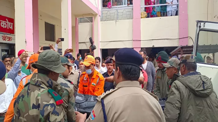 Avalanche in Uttarkashi: द्रौपदी का डांडा पर्वत के इसी स्थान पर बर्फ के नीचे दबे हैं पर्वतारोही। साभार- वायुसेना