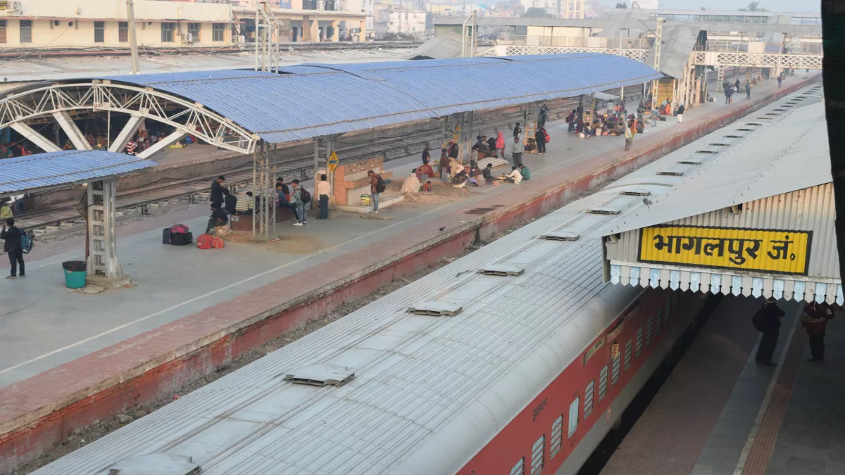 भारतीय रेल IRCTC : दिल्ली, मुंबई, सूरत आदि शहरों के लिए कंफर्म टिकट नहीं मिल रहा है तो इस ट्रेन से करें यात्रा