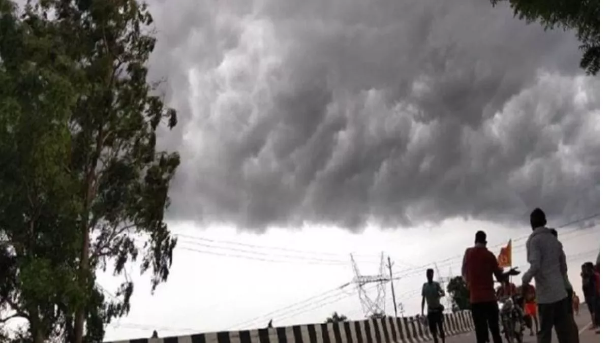 Meerut Weather Update: मेरठ और आसपास घने बादलों से घिरा आसमान, बूंदाबांदी ने मौसम किया सुहावना
