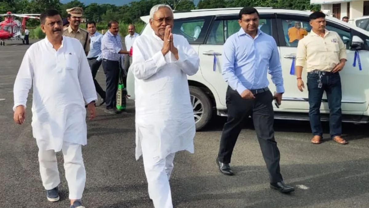 गंडक के उफान से चिंतित CM Nitish Kumar पहुंचे Valmikinagar, मंत्री Sanjay Jha के साथ बाढ़ के हालात पर की चर्चा, कह दी बड़ी बात