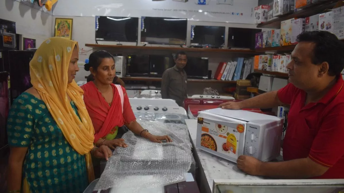 Hathras News : दीपावली का बाजार, आफरों के चलते इलेक्‍ट्रानिक्‍स उत्पादों में छूट की बहार