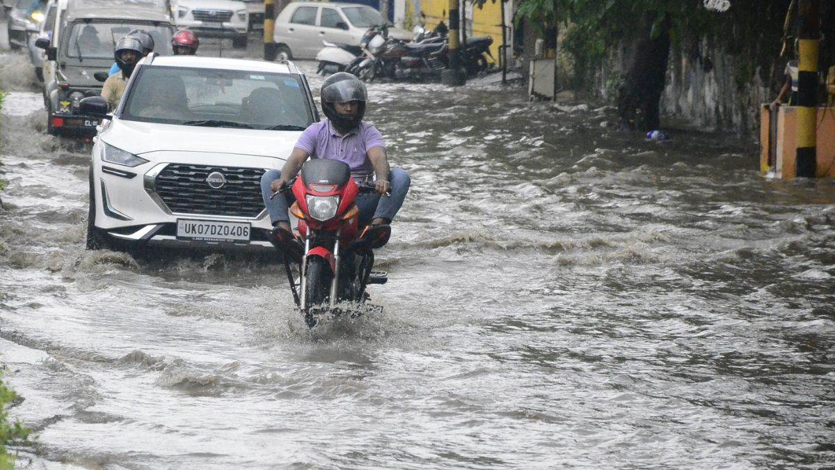 Uttarakhand Weather News: कुमाऊं में भारी बारिश से आफत, शनिवार को भी अलर्ट, तीन जिलों में स्कूल रहेंगे बंद - Uttarakhand Weather News : Heavy Rain Alert Issued And School Close