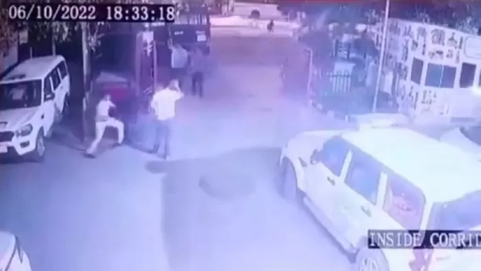 पुलिस कस्टडी से आरोपित फरार, पुलिसकर्मियों के खिलाफ कार्रवाई