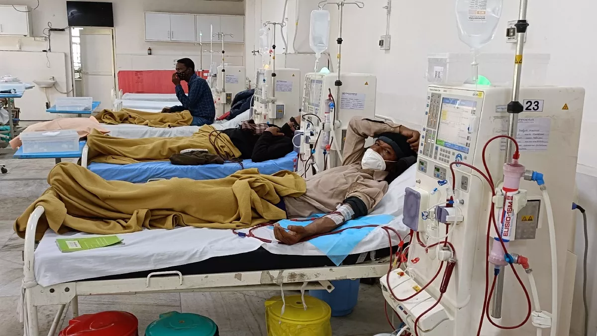 Dialysis in Haldwani Base Hospital : नोटिस चस्पा होने से मरीाजों और उनके तीमारदारों की धड़कनें बढ़ गई हैं।