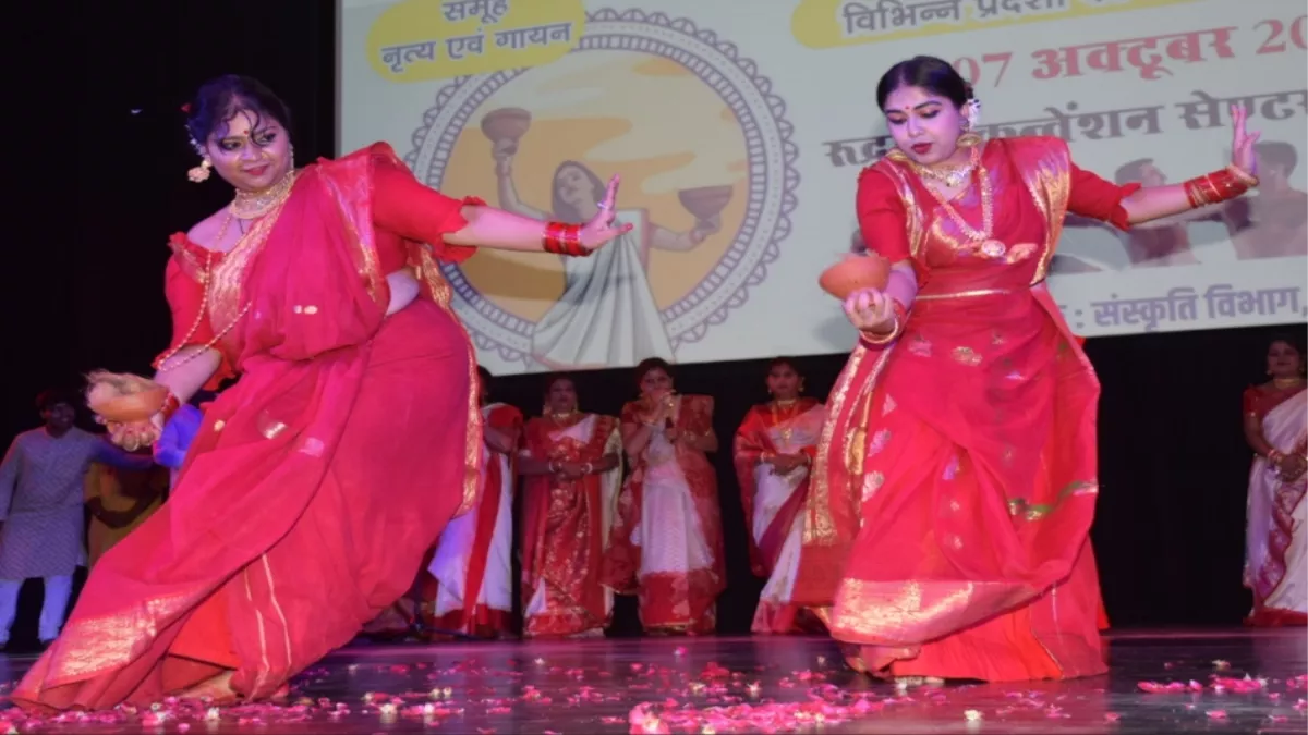 रुद्राक्ष कन्वेंशन सेंटर में आयोजित कार्यक्रम विविधता में एकता के अवसर पर बांग्ला लोक नृत्य प्रस्तुत करते कलाकार।