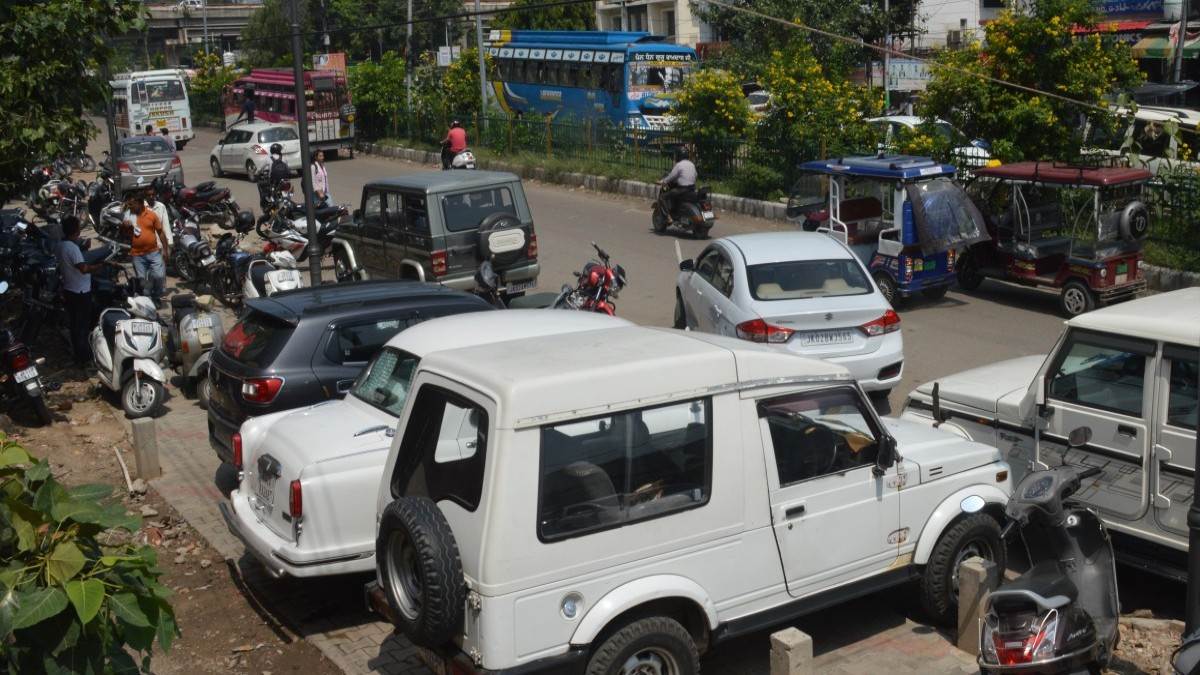 https://www.jagranimages.com/images/newimg/07102022/07_10_2022-illegal_parking_in_jammu_kashmir_23123601.jpg