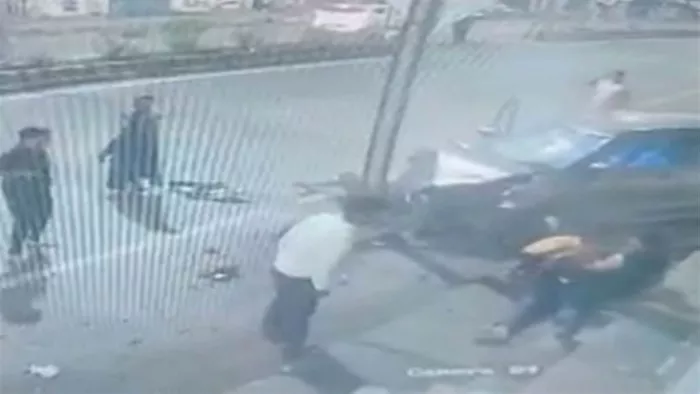 रांझी थाना इलाके में एक कार चालक ने घर के सामने बाइक पर बैठे युवक को टक्कर मार दी