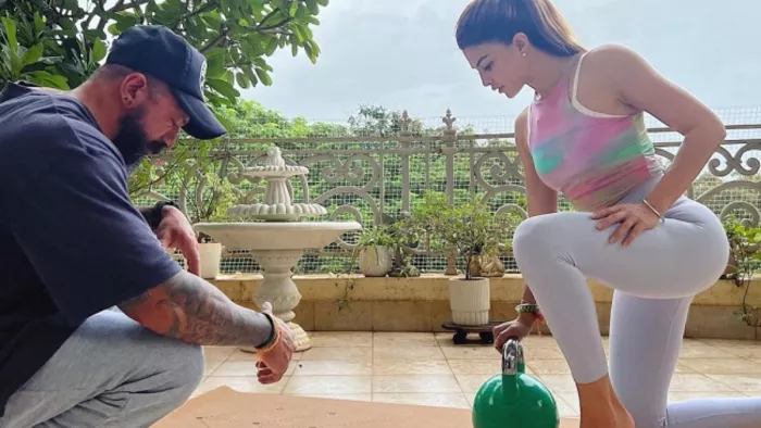 Jacqueline Fernandez Workout Photos: जैकलिन फिल्म एक्ट्रेस है।