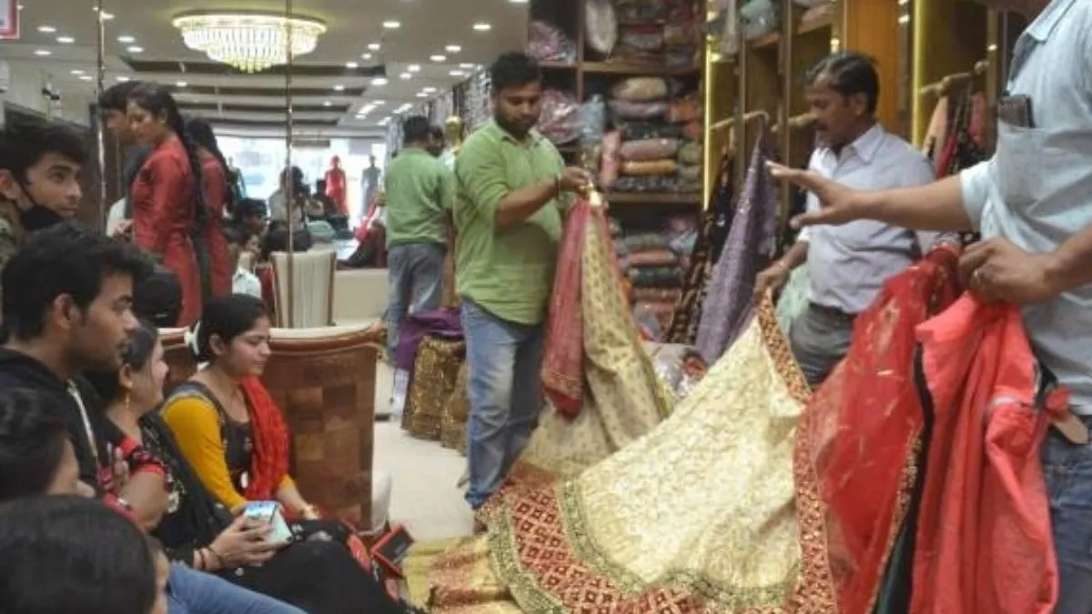 Karwa Chauth: मैनपुरी के बाजार में चंदेरी साड़ियाें के साथ बनारसी और लक्ष्मीपति की धूम, महिलाओं के लिए खास आफर