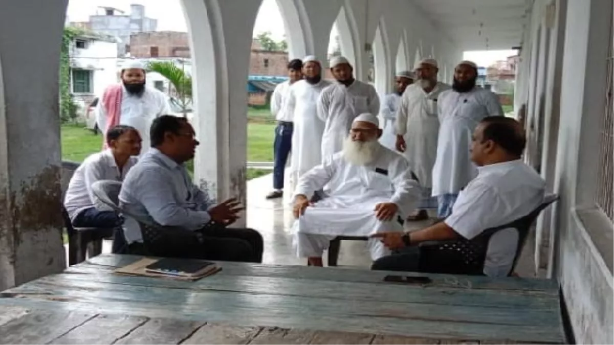 चंदौली: पीडीडीयू नगर के इस्लामपुर मदरसे में मौलाना से पूछताछ करते अधिकारी (फाइल फोटो) ।