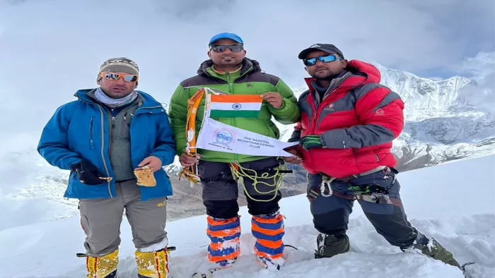 पर्वतरोहियों का दल शिखर पर चढ़ाई कर लौट आया है।