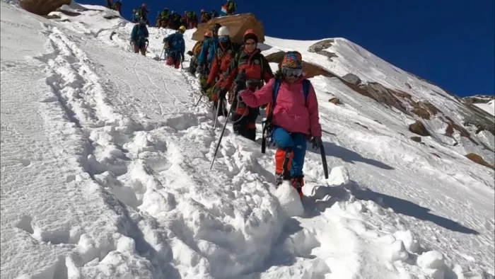 Avalanche in Uttarkashi : प्रशिक्षण के दौरान प्रशिक्षुओं को इस तरह से बर्फ में चलना पड़ता है। फाइल फोटो