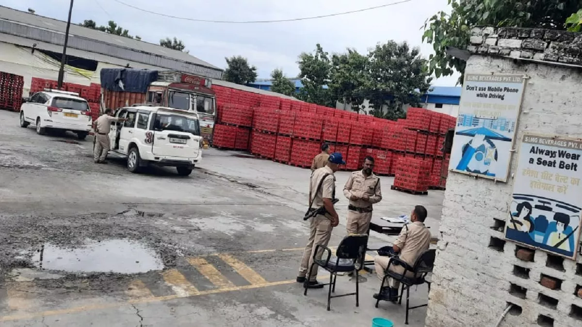 किच्छा में कोका कोला के गोदाम पर आयकर विभाग का छापा, आइटी टीम कर रही दस्तावेजों की जांच
