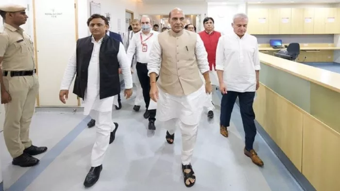 मुलायम सिंह यादव के स्वास्थ्य का हाल जानने पहुंचे रक्षा मंत्री राजनाथ सिंह, साथ में अखिलेश यादव।
