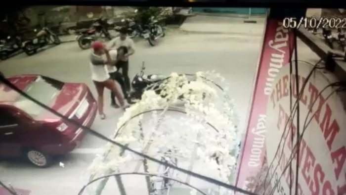 Roorkee Crime News: इंटरनेट मीडिया पर युवक से मारपीट का वीडियो वायरल हो रहा है।
