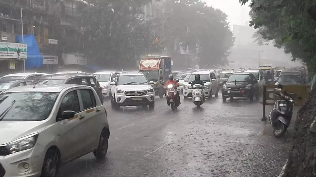 Mumbai News : मुंबई में शुक्रवार को हुई बारिश, आईएमडी ने मुंबई, ठाणे और पालघर के लिए किया येलो अलर्ट जारी