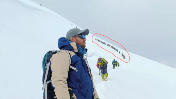 द्रौपदी का डांडा के आरोहण के दौरान हिमस्खलन से पूर्व ली गई यह तस्वीर। लाल मार्क में पूरा दल।