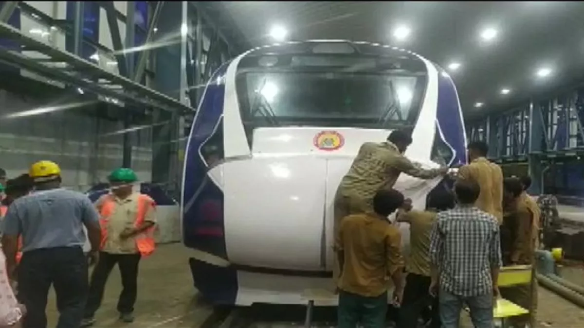 Vande Bharat Express: हादसे के बाद फिर पटरी पर लौटी वंदे भारत एक्सप्रेस, आगे बरती जाएंगी ये सावधानियां