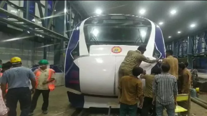 वंदे भारत एक्टप्रेस के छतिग्रसे हिस्से को ठीक करते कर्मचारी (फोटो एएनआई)
