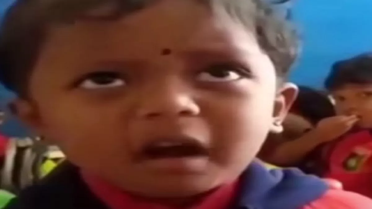 Viral Video: बच्ची ने की टीचर से मां की शिकायत, कहा- 'मम्मी दौड़ा-दौड़ा के मारती है'