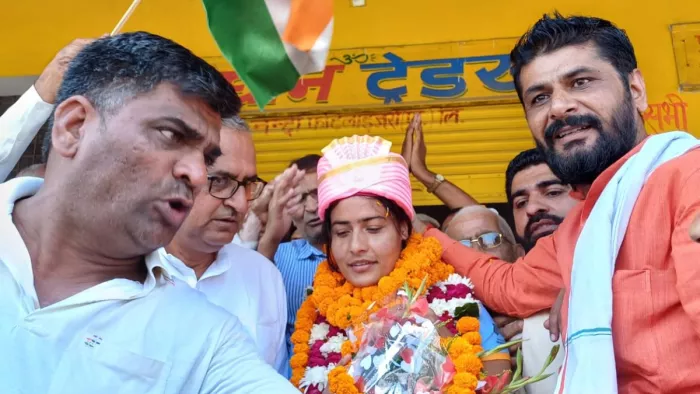 गोल्ड मेडल जीतकर लौटीं अन्नु रानी का बहादरपुर में भव्य स्वागत