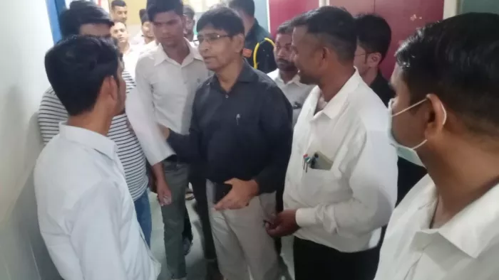 Bareilly District Hospital : एक्सरे कराने को लेकर हुआ जमकर विवाद।