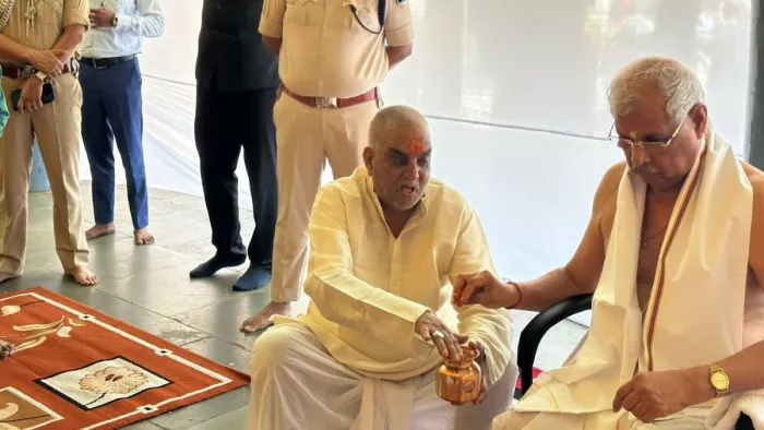 बिहार के राज्यपाल राजेंद्र आर्लेकर पहुंचे गयाजी, विष्णुपद देव परिधि में कर रहे हैं पिंडदान