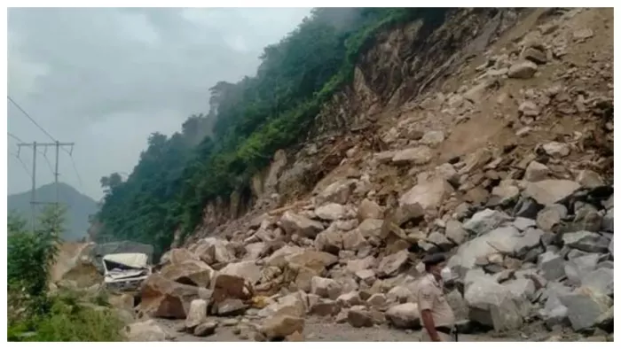 किन्नौर में चौरा के पास हुआ भारी भूस्खलन (फाइल फोटो)