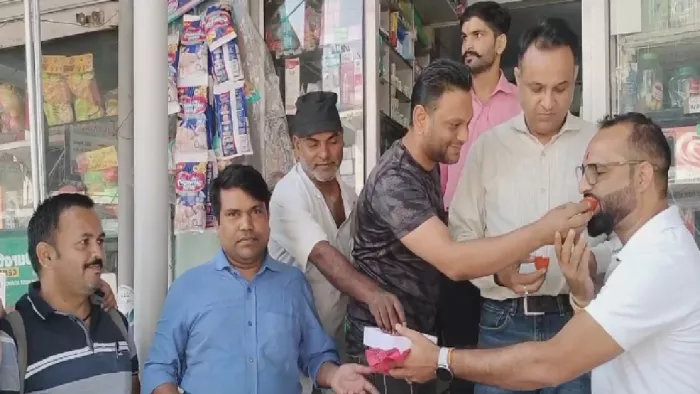 हिमाचल की बेटी ने देश को दिलाया 25 वां गोल्ड, मिठाई खिलाकर एक-दूसरे के साथ खुशियां बांटते लोग