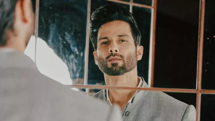 मूंछें चिपकाकर काम करने वाली एक्टिंग शाहिद को नहीं है पसंद। (फाइल फोटो)
