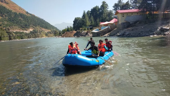 पिरड़ी में 50 युवा-युवतियां सीख रहे राफ्टिंग के गुर