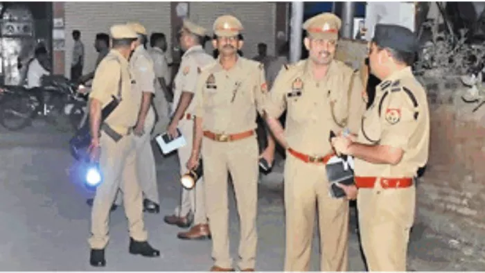 Aligarh News: अधिवक्ता के बेटे की गोली मारकर हत्या, मौके पर पुलिस। फोटो सोर्स जागरण