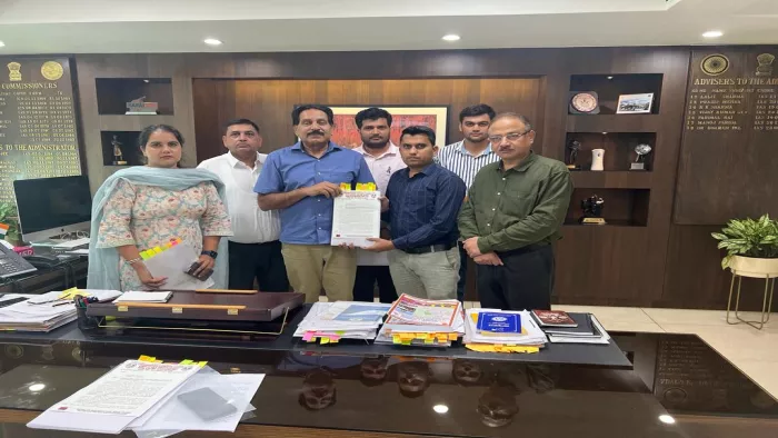 सेक्टर-9 चंडीगढ़ सचिवालय में यूटी एडवाइजर डा.धर्मपाल को ग्रेड पे बढ़ाने को लेकर कामन कैडर के क्लर्क और स्टेनोटाइपिस्ट ने ज्ञापन दिया।