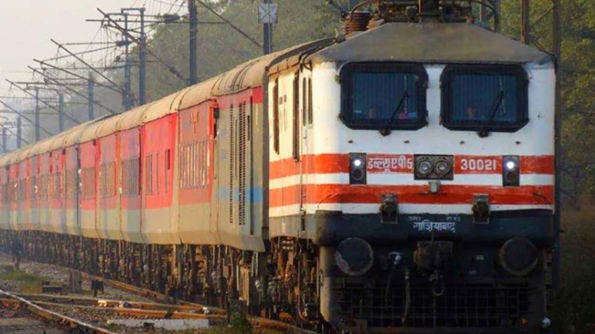bhagalpur news stones pelted on rajdhani express bogie glass burst rpf team engaged in investigation