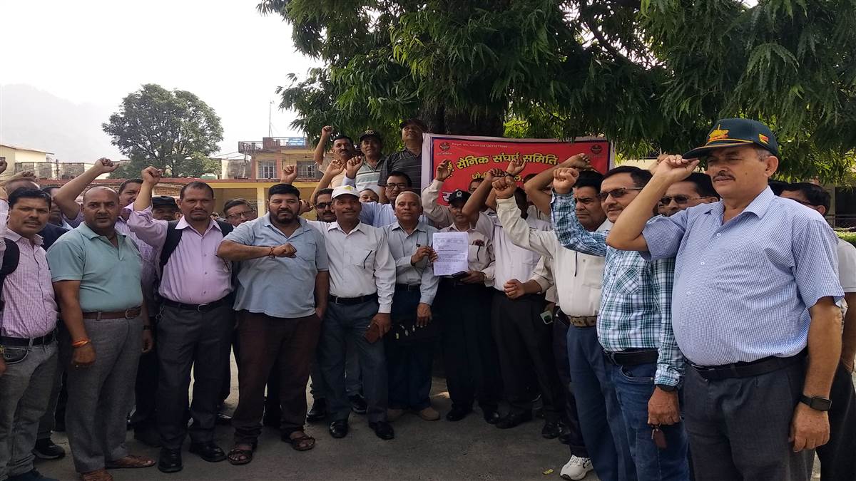 kotdwar news ex servicemen and congress protest against clock tower construction
