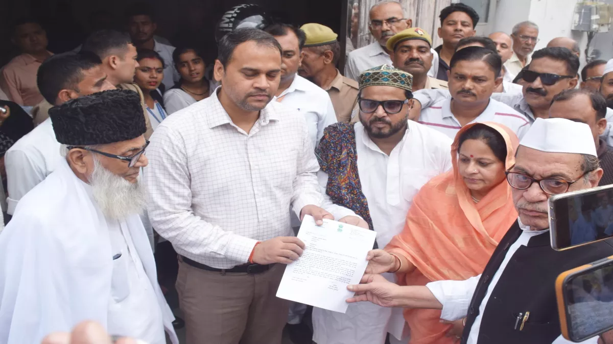 Moradabad News : यति नरसिंहानंद पर चले राजद्रोह का मुकदमा, सपा सांसद रुचि वीरा और शहर इमाम के नेतृत्व में लोगों ने डीएम को सौंपा ज्ञापन