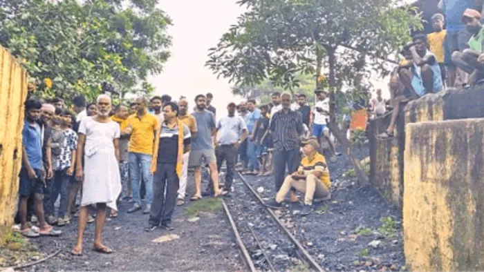 रविवार को चांदमारी इंकलाइन के बाहर जुटी लोगों की भीड़ l जागरण