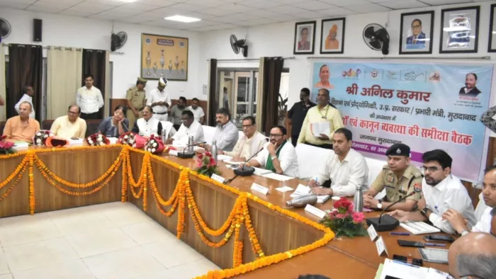समीक्षा बैठक के दौरान जानकारी लेते प्रभारी मंत्री अनिल कुमार। साथ में उपस्थित हैं जनप्रतिनिधि एवं अधिकारी। सौ. सूचना विभाग