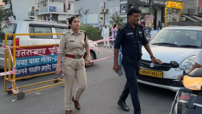 कृष्णा नगर में बैरिकेटिंग कराते सीओ यातायात नताशा और सीपीयू प्रभारी हितेश कुमार। साभार पुलिस