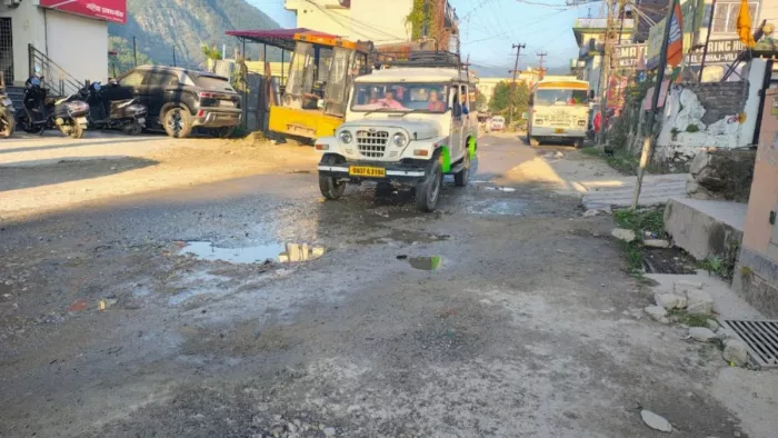 दो किलोमीटर क्षेत्र में मिले 522 गड्ढे