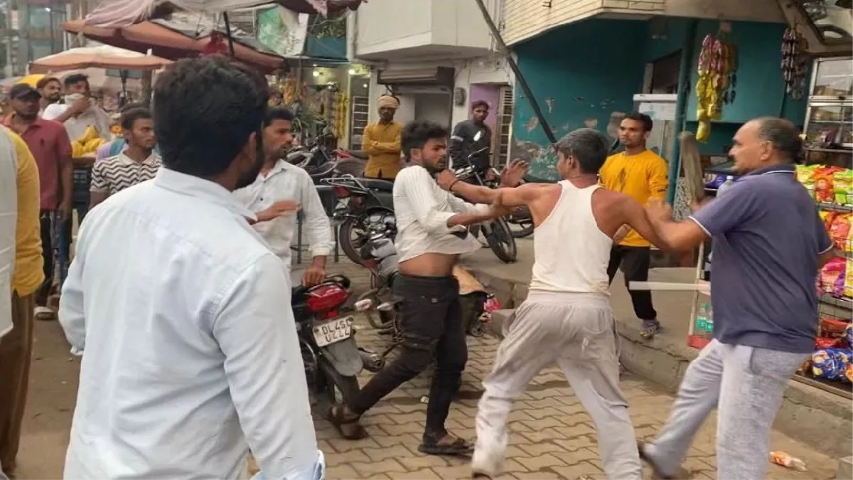 यूपी के इस जि‍ले में एक युवक पर डाला खौलता तेल तो दूसरे पर किया पलटे से वार, मामूली बात पर दो पक्षाें में घमासान