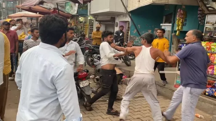 बागपत के राष्ट्र वंदना चौक पर दो पक्षों में विवाद