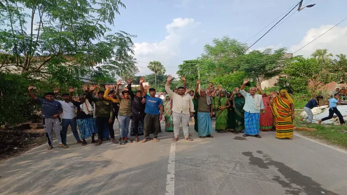 उरुवा मार्ग जाम कर प्रदर्शन करते उपभोक्ता। जागरण