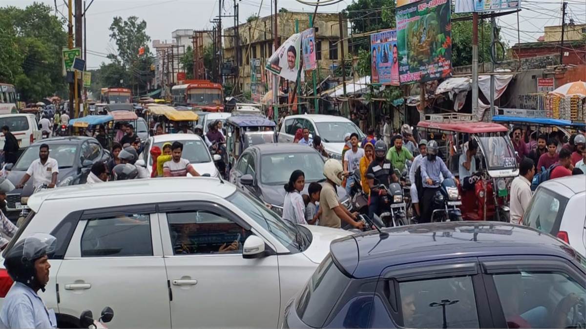 hapur traffic jam long queues disrupt city during festive season