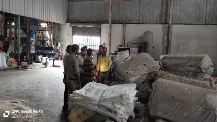 राइसमील में छापेमारी के दौरान बरामद बोरियों को जब्त करते अधिकारी। जागरण